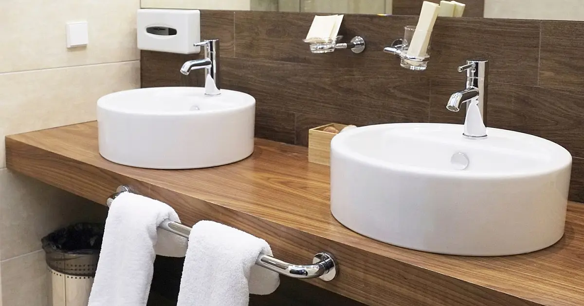 Banheiro de hotel com produtos de higiene que ilustram novas regras contra sachês descartáveis na Europa