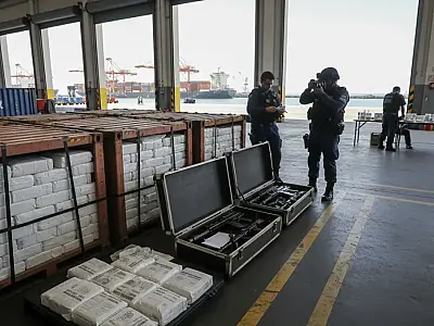 Agentes da Polícia Federal durante a execução de mandados da Operação Tirocinium em Santa Catarina.