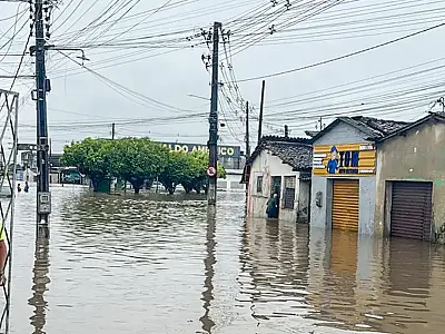 Equipes de resgate e Defesa Civil atuam em áreas alagadas na Paraíba após decreto de calamidade pública.