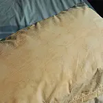 Mistura caseira com vinagre ajuda a remover manchas amarelas dos travesseiros