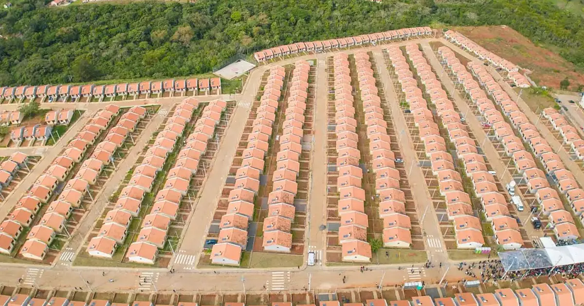 Obras do programa Minha Casa, Minha Vida com blocos de apartamentos em construção