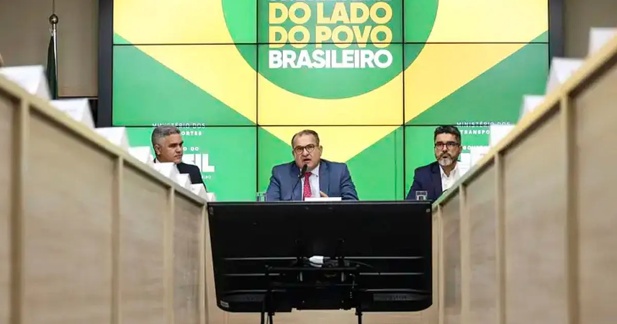 Ministro dos Transportes George Santoro apresenta plataforma CNH do Brasil durante evento oficial