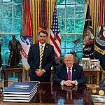 Flávio Bolsonaro se reúne com Donald Trump na Casa Branca