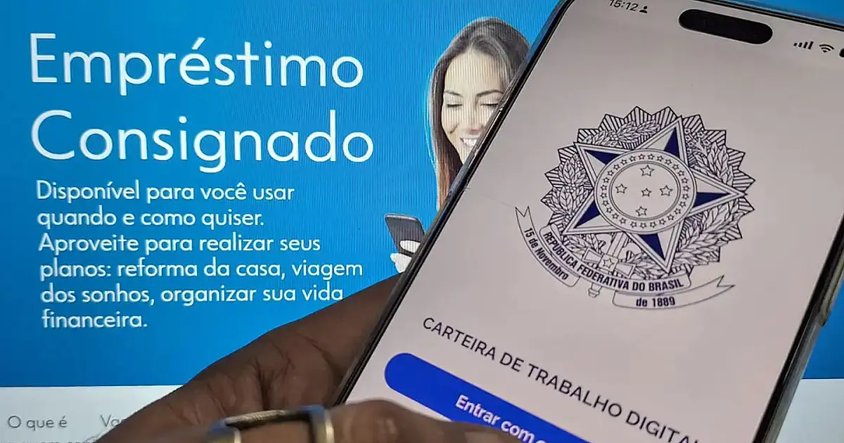 Aposentado utilizando cartão bancário durante atendimento financeiro relacionado ao INSS.
