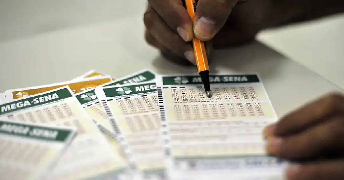 Bilhete da Mega Sena sendo preenchido para participação em concurso especial de 30 anos da loteria brasileira