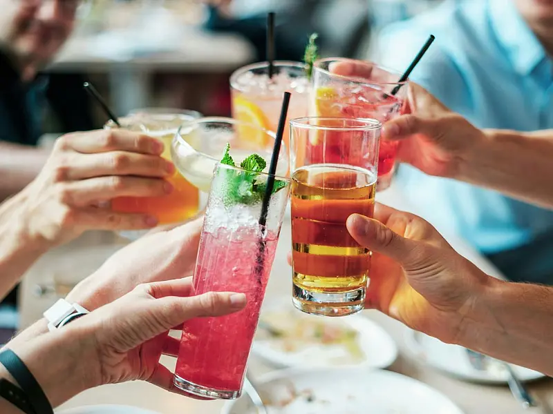 Música alta em bares e baladas estimula o consumo de álcool, revela estudo