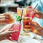 Música alta em bares e baladas estimula o consumo de álcool, revela estudo