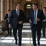 Flávio Bolsonaro busca refúgio político em Buenos Aires após embates internos com Michelle