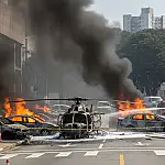 Helicóptero cai sobre garagem de veículos e causa explosões no Recreio dos Bandeirantes
