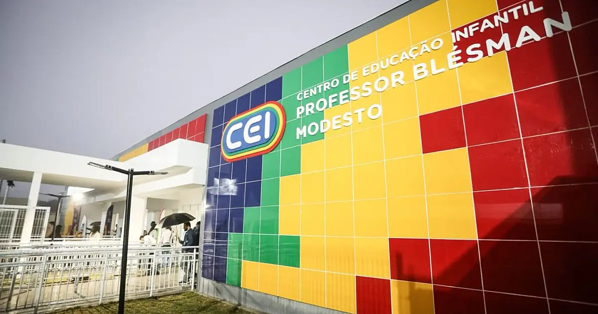 Fachada colorida do novo Centro de Educação Infantil em Buíque, com autoridades e moradores reunidos na entrada durante a cerimônia de inauguração oficial