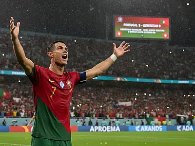 Cristiano Ronaldo comemora recorde histórico após marcar dois gols contra o Uzbequistão.