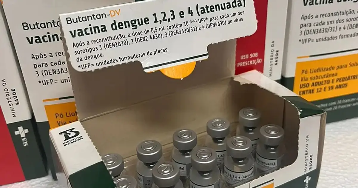 Caixas de papelão térmicas organizadas em ambiente laboratorial com rótulos do Instituto Butantan contendo frascos de vacinas