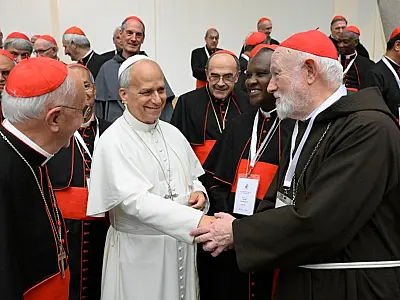 Papa Leão XIV discursa para os membros do Colégio Cardinalício no encerramento do encontro extraordinário em Roma