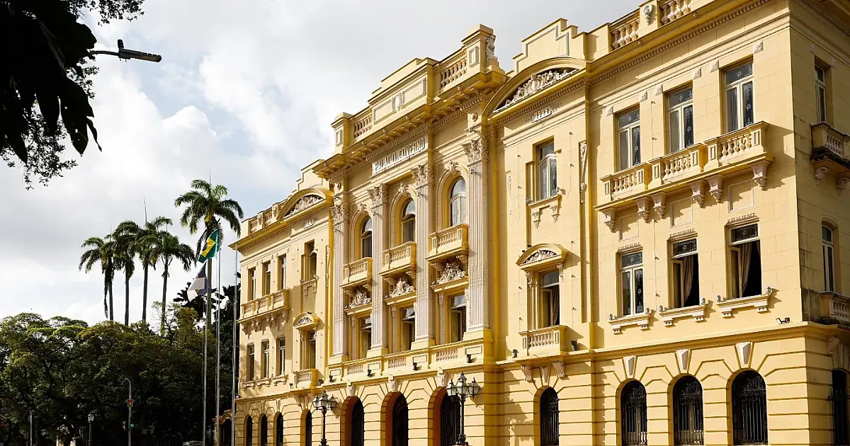 Fachada parcial do Palácio do Campo das Princesas, sede do governo de Pernambuco, com as bandeiras oficial do estado e do Brasil hasteadas à frente