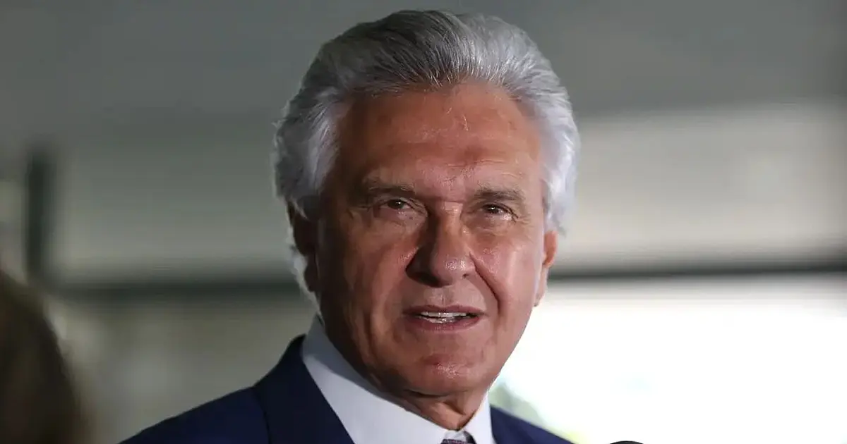 Homem de cabelos brancos vestindo terno escuro e gravata discursando de forma veemente em um painel político institucional