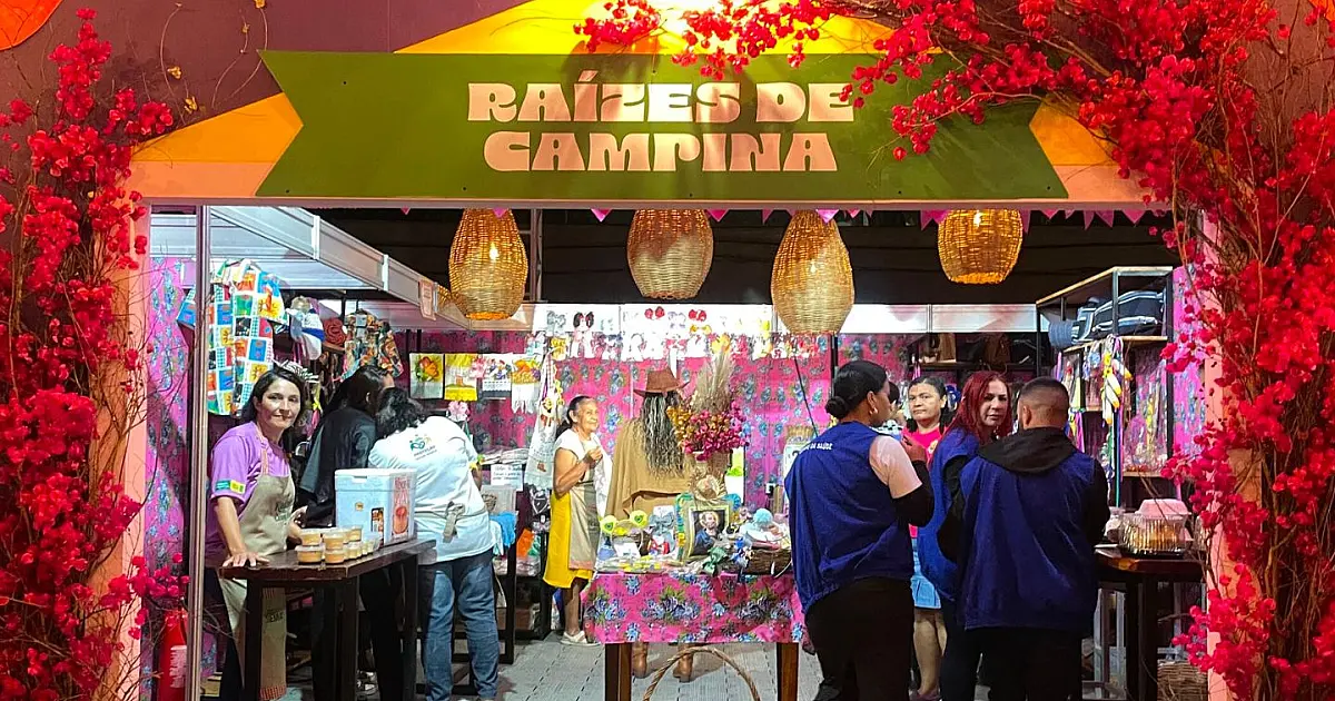 Fachada decorada da barraca Raízes de Campina no Parque Evaldo Cruz, com balcões repletos de laços coloridos, panos de prato bordados e doces típicos