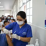 Vacinação de crianças contra dengue segue normal: entenda a diferença entre as doses do Butantan e da Takeda