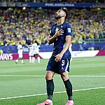 Matheus Cunha celebra primeiros gols em Copas do Mundo e assume protagonismo no ataque