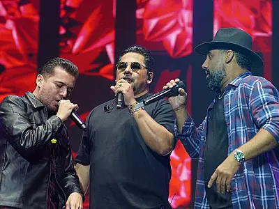 Artistas regionais garantiram a animação do público que lotou a arena central na noite de feriado.