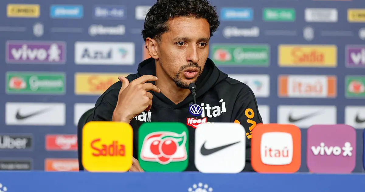 O jogador Marquinhos vestindo o uniforme oficial de treino da Seleção Brasileira durante uma coletiva de imprensa