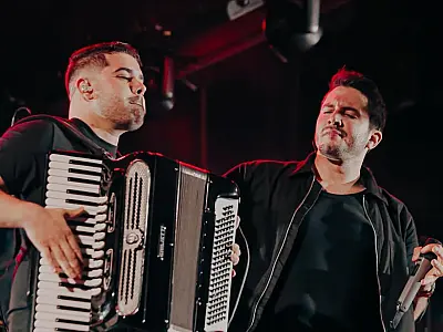 Cantor Jonas Esticado é uma das atrações que encerram a noite no palco principal