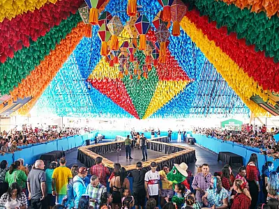 Parque do Povo receberá milhares de casais e uma estrutura gigante de confeitaria para o evento