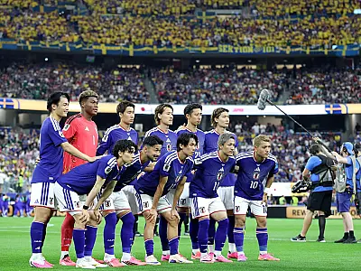 Jogadores da seleção japonesa comemoram classificação para enfrentar o Brasil na fase eliminatória do Mundial