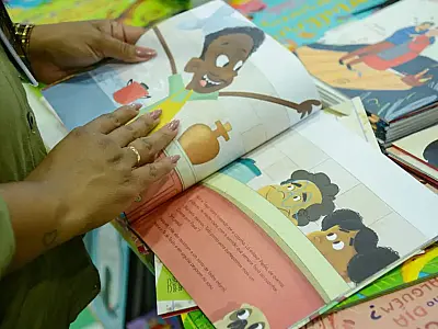 Iniciativa distribui centenas de obras para reforçar o acervo de salas de leitura e bibliotecas comunitárias