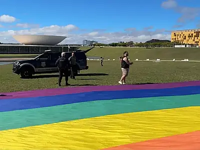 Polícia Legislativa impede estiramento de bandeira LGBTQIA+ no gramado do Congresso Nacional