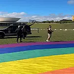 Polícia Legislativa impede estiramento de bandeira LGBTQIA+ no gramado do Congresso Nacional