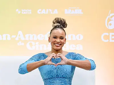 Rebeca Andrade comemora a conquista da medalha de ouro no salto durante o Pan no Rio de Janeiro