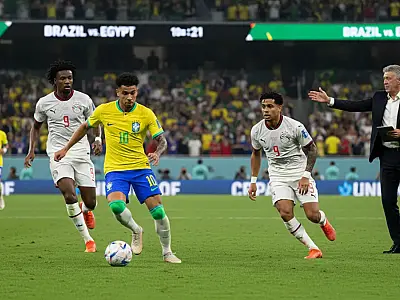 Carlo Ancelotti orienta jogadores durante treino da Seleção Brasileira antes do amistoso contra o Egito.