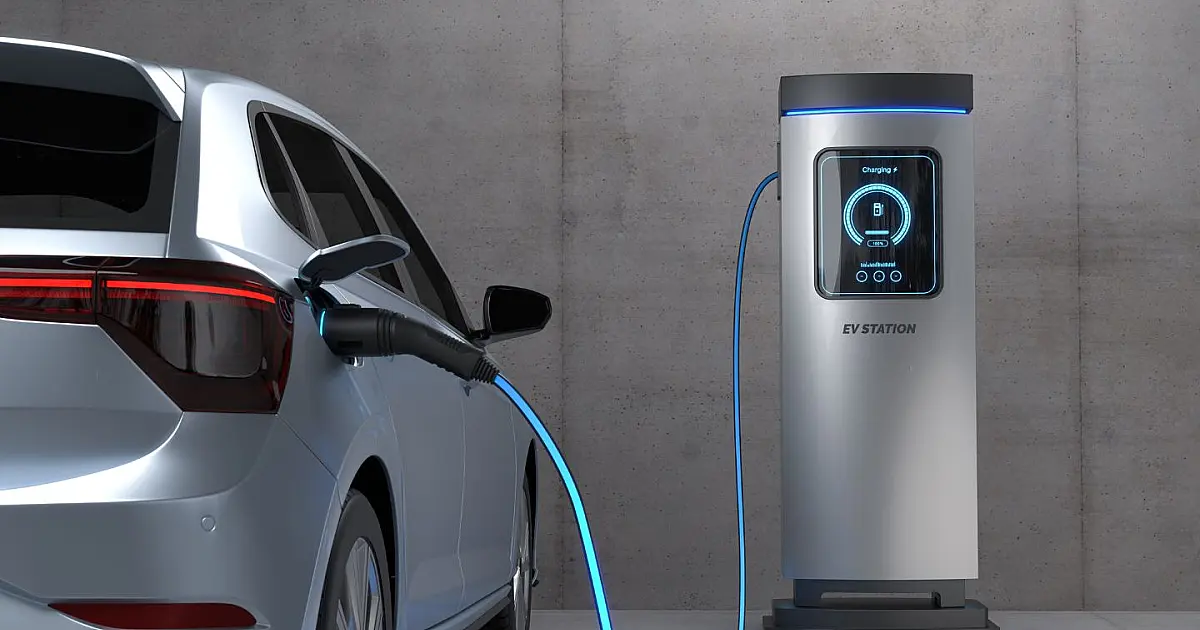 Estação de carregamento moderna com luzes indicativas conectada a um automóvel elétrico de última geração.