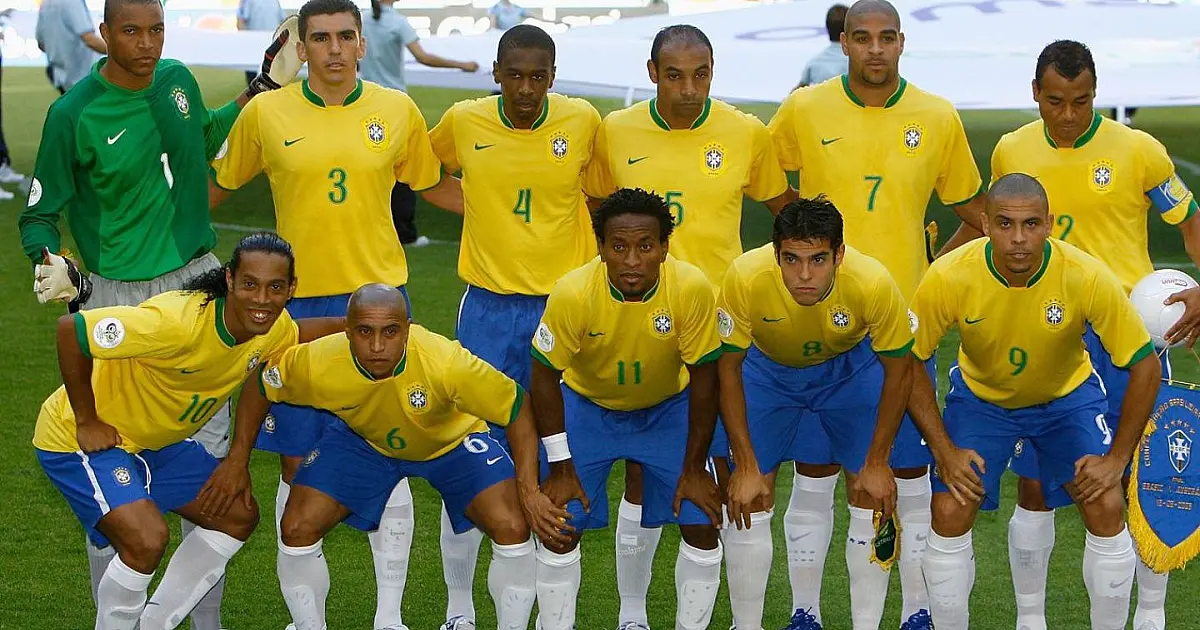 Jogadores da seleção brasileira perfilados no gramado vestindo a camisa amarela oficial antes do início da partida