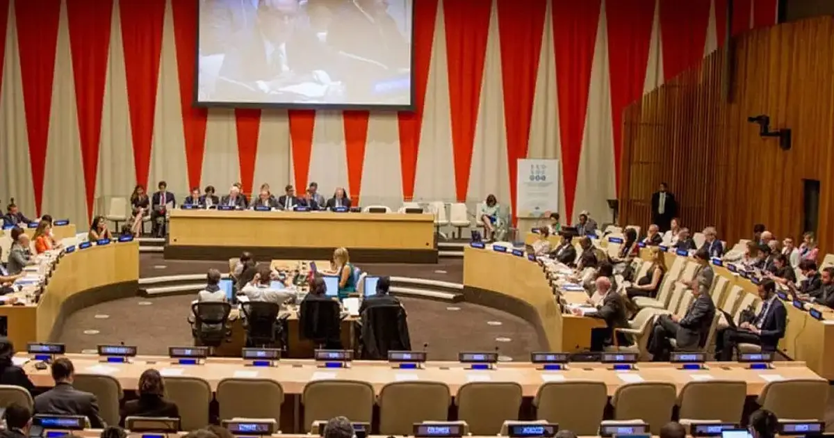 Plenário circular da assembleia das Nações Unidas com diplomatas sentados em bancadas organizadas sob iluminação moderna