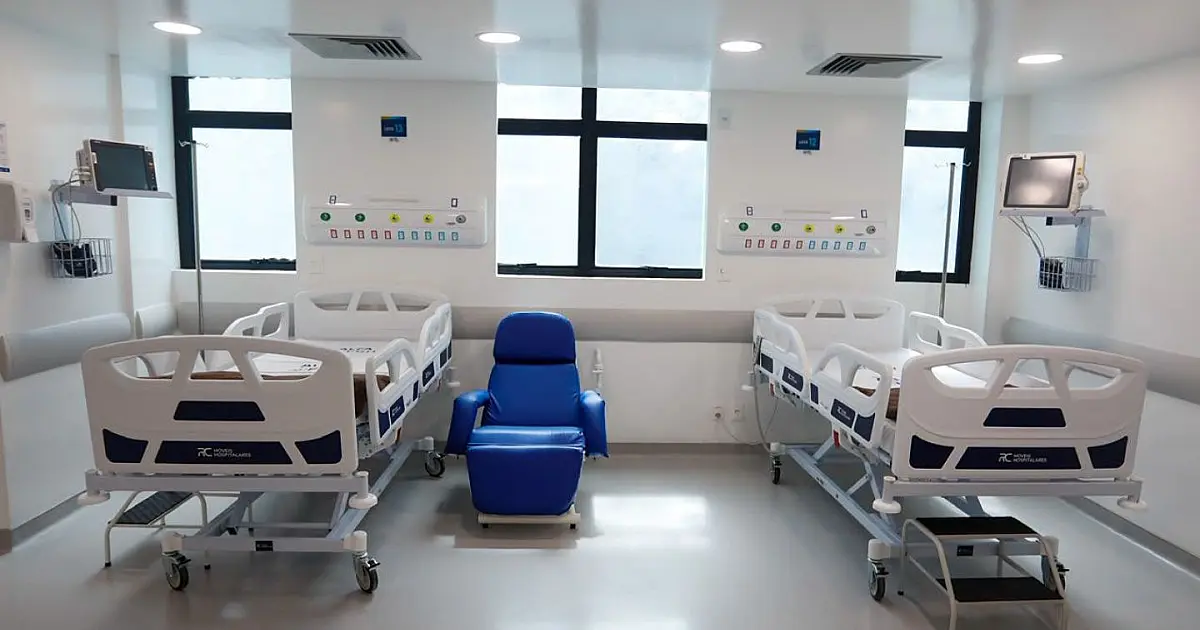 Interior de uma ala de UTI moderna e recém-reformada, mostrando leitos hospitalares com monitores digitais ao lado e piso claro brilhante