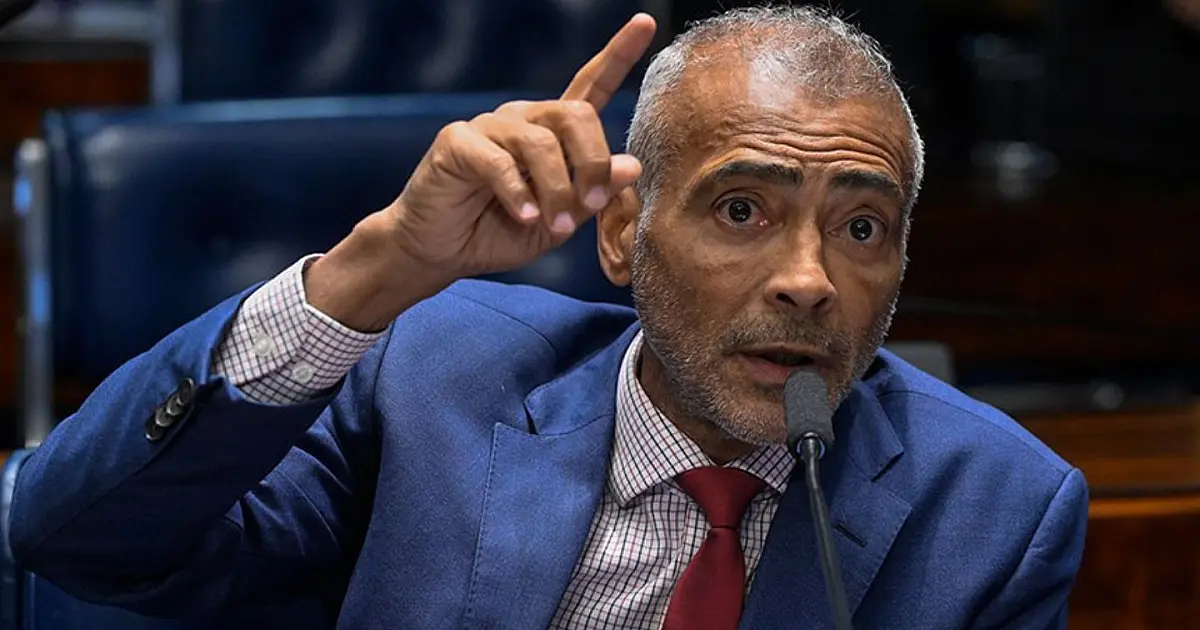Parlamentar de terno escuro discursando na tribuna do Senado Federal em Brasília diante de microfones eletrônicos
