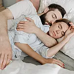 Dormir de conchinha ajuda a reduzir o estresse e a regular o sono, afirmam especialistas