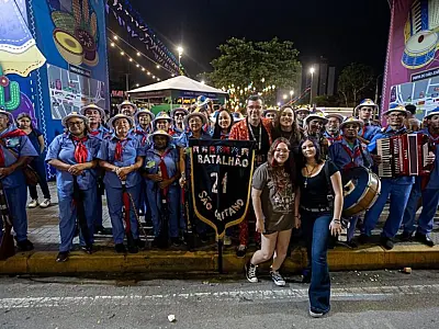 Torcedores dividem espaço com as manifestações da cultura popular na Estação Ferroviária.