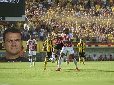 Jogadores do Santa Cruz em treinamento tático antes de enfrentar o vice-líder Brusque fora de casa.