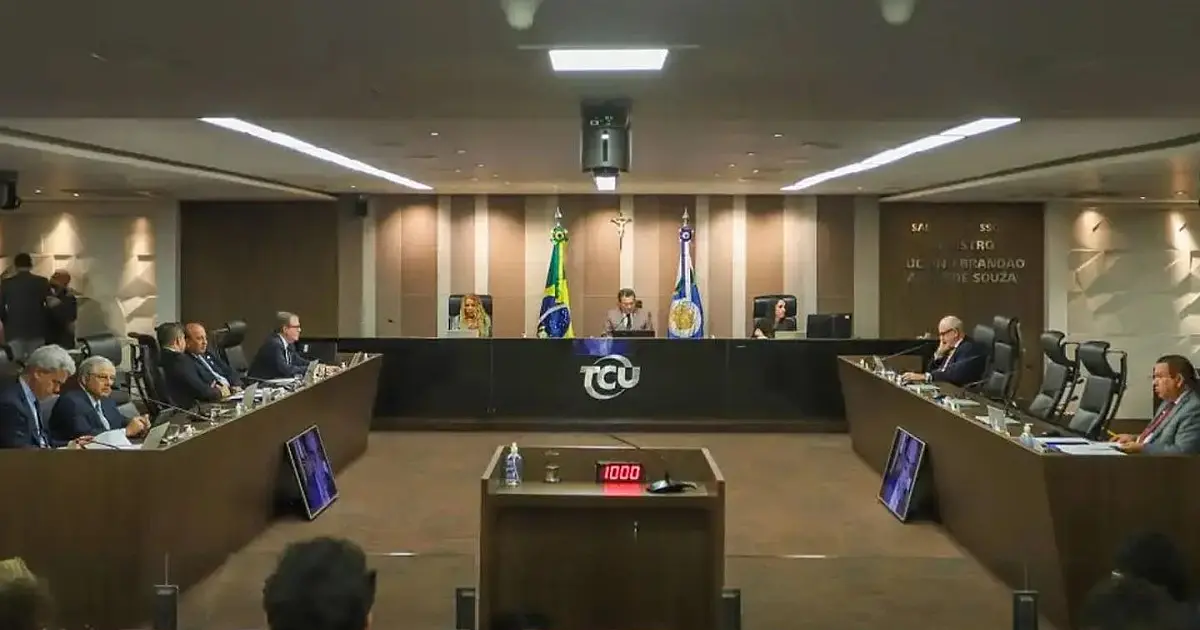Vista ampla do plenário do Tribunal de Contas da União durante sessão de julgamento com ministros sentados em bancada semicircular