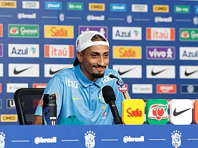 Atacante Raphinha concede entrevista coletiva durante período de treinamentos da Seleção Brasileira em Nova Jersey