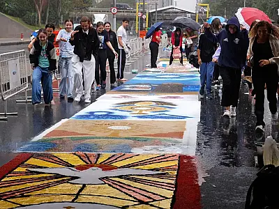 Voluntários utilizaram materiais coloridos para dar forma aos desenhos sacros sobre o asfalto da capital fluminense