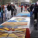 Fiéis superam chuva e montam tapetes de Corpus Christi no Rio
