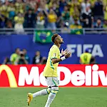 Neymar iguala marca histórica de Pelé ao vestir a camisa 10 do Brasil em quatro Copas