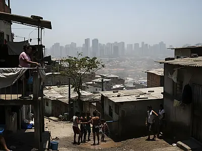 População enfrenta temperaturas recordes em centros urbanos; falta de planejamento agrava riscos à saúde e à produtividade.