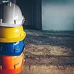 Cores dos capacetes na construção civil identificam a função de cada profissional