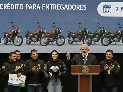 Entregador de aplicativo em serviço: nova linha de crédito facilita a troca de motocicletas com carência estendida.
